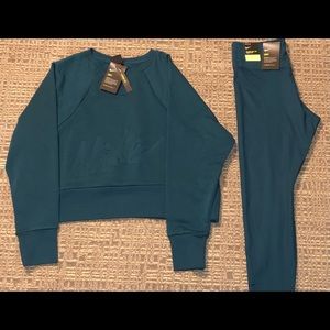 Brand new Women’s Nike set! Sweat shirt +leggings